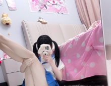 谁家姑娘在家自拍不穿内裤