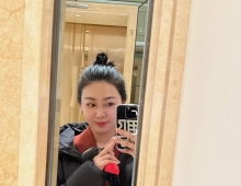 镜子里面站在后面的就是我