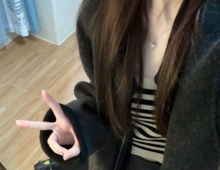 空降小妹行李箱还没有展开