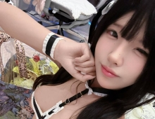 战袍穿上姿势摆好